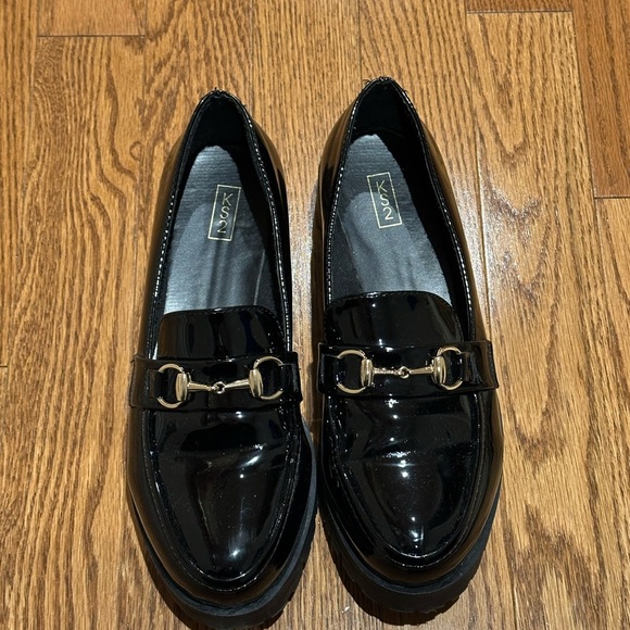 Elegant Black Patent Leather Loafers with Gold Accent - Picture 2 of 3